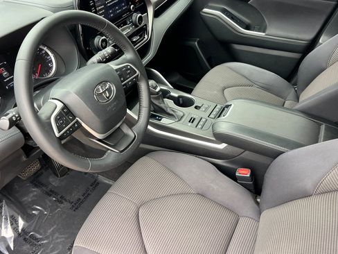 Certified 2022 Toyota Highlander LE image 12