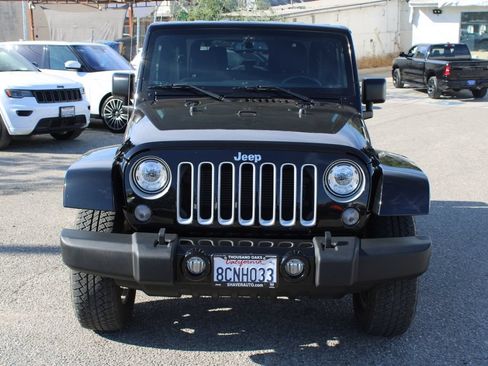 Used 2018 Jeep Wrangler Sahara w/ Connectivity Group AWD/4WD image 2