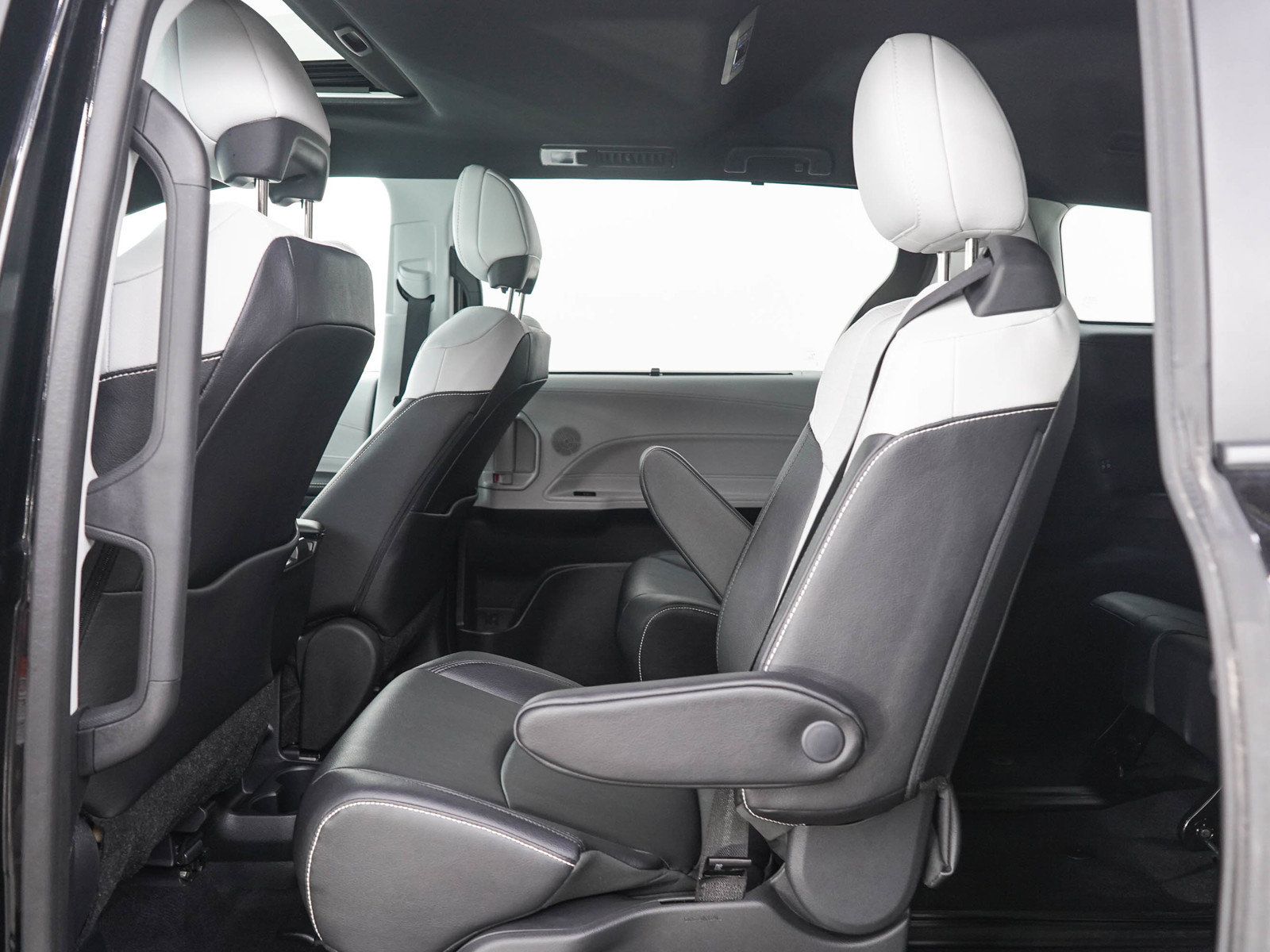 Used 2025 Toyota Sienna XSE AWD/4WD image 16
