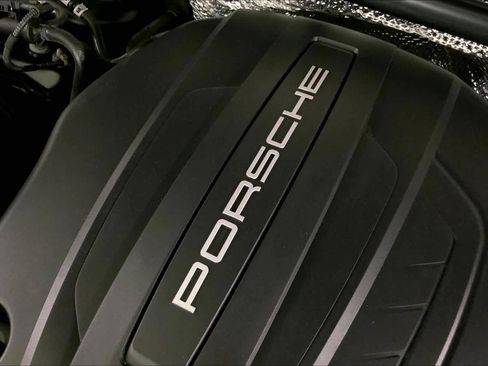 Used 2020 Porsche Macan image 32
