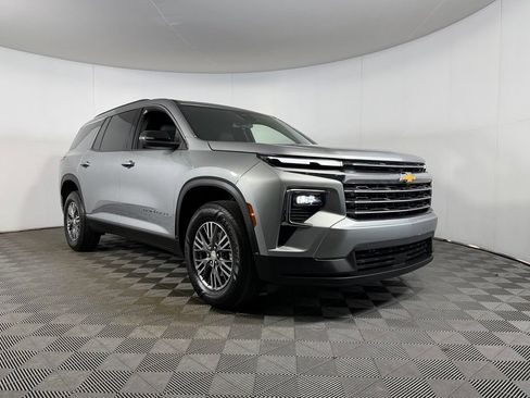 Used 2025 Chevrolet Traverse LT FWD image 4