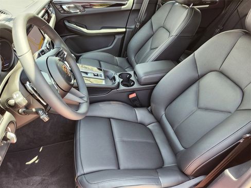 Used 2025 Porsche Macan image 5