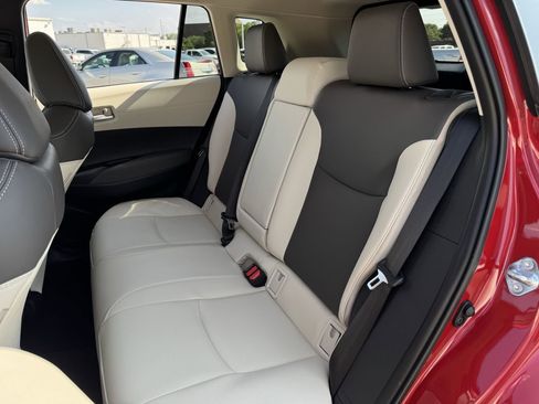 Used 2024 Toyota Corolla Cross XLE w/ Convenience Package FWD image 27