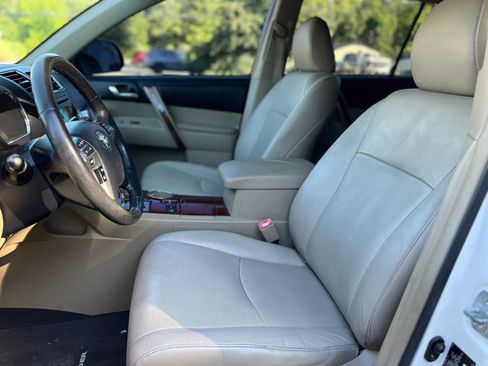 Used 2012 Toyota Highlander Limited w/ Tow Pkg AWD/4WD image 12