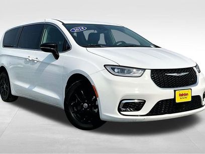 Used 2024 Chrysler Pacifica Touring-L