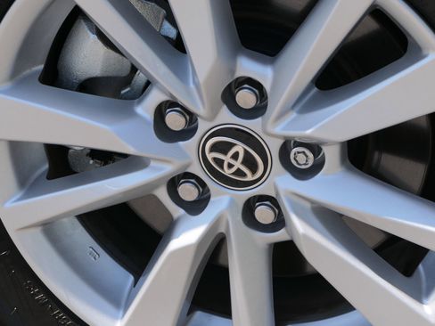 Used 2025 Toyota Camry LE image 10