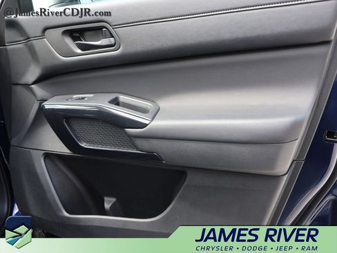 Used 2025 Nissan Pathfinder SV FWD image 8