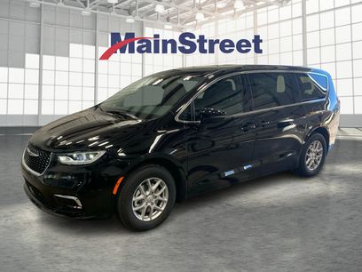 New 2026 Chrysler Pacifica Select