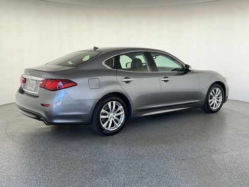 Used 2017 INFINITI Q70 3.7 RWD image 3
