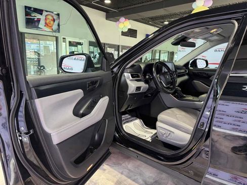 Used 2022 Toyota Highlander LE FWD image 25