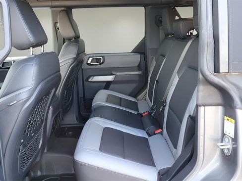 Used 2022 Ford Bronco Black Diamond image 12