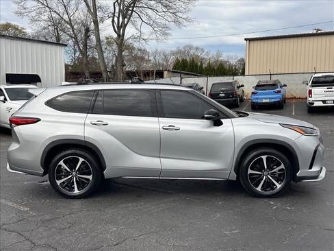 Used 2022 Toyota Highlander XSE image 12