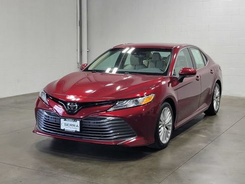 Used 2018 Toyota Camry XLE FWD image 2
