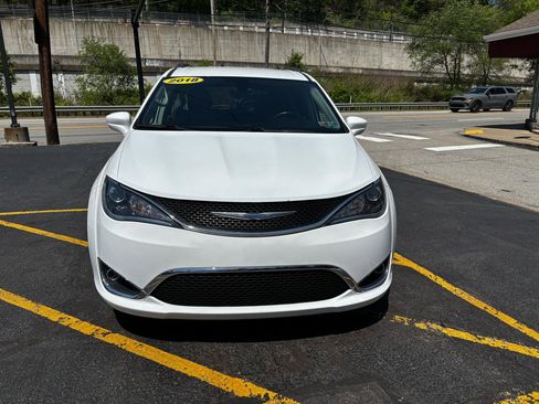 Used 2018 Chrysler Pacifica Touring-L FWD image 2