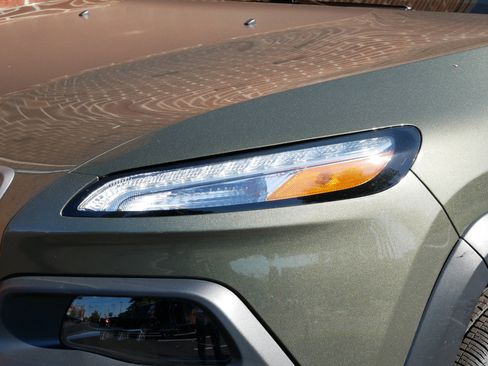 Used 2018 Jeep Cherokee Trailhawk w/ Cold Weather Group image 5