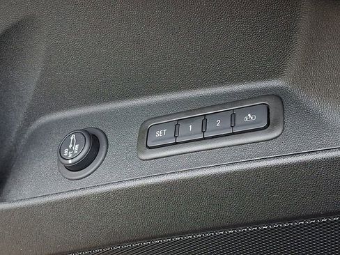 Used 2023 Chevrolet Equinox Premier FWD image 23