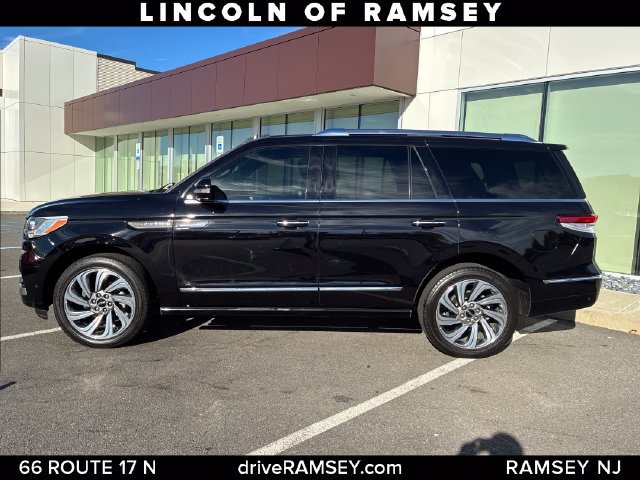 Certified 2023 Lincoln Navigator Reserve AWD/4WD image 2