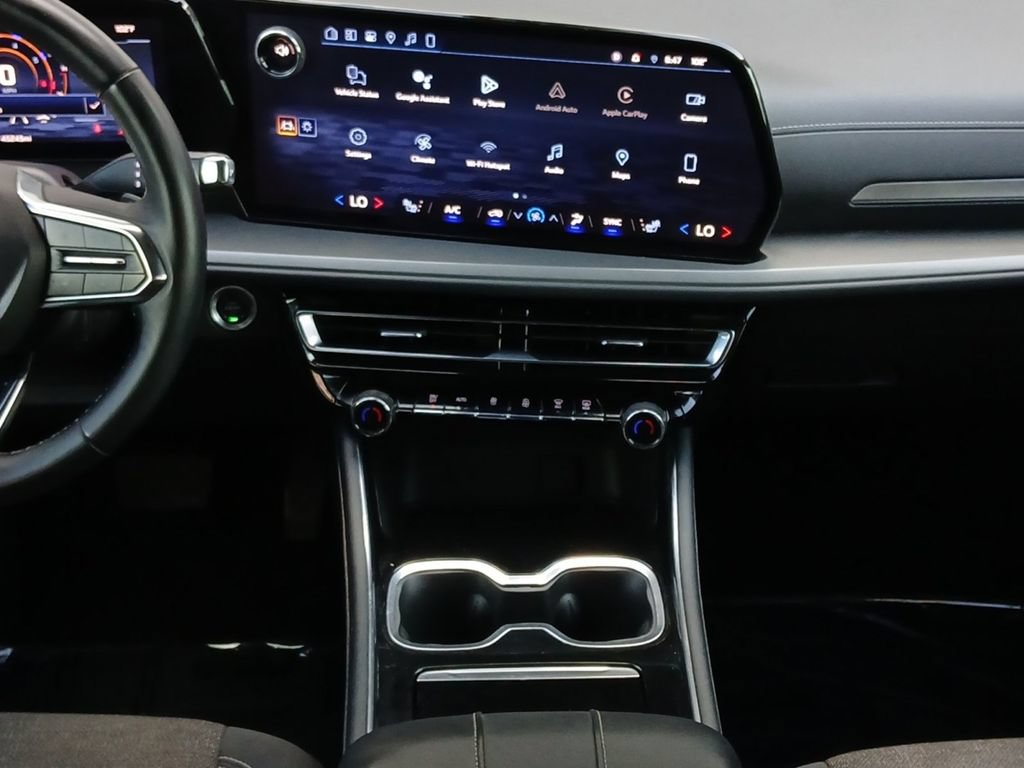 Used 2024 Chevrolet Traverse LS FWD image 3