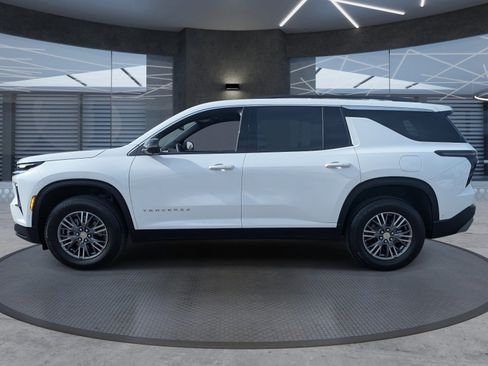 Used 2025 Chevrolet Traverse LT w/ Enhanced Driving Package image 3