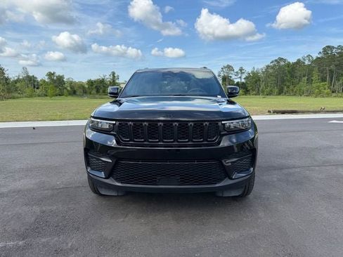 Used 2025 Jeep Grand Cherokee Altitude AWD/4WD image 15