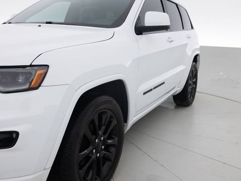 Used 2018 Jeep Grand Cherokee Altitude image 12