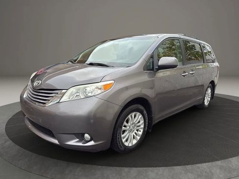 Used 2017 Toyota Sienna XLE w/ XLE Navigation Package image 1