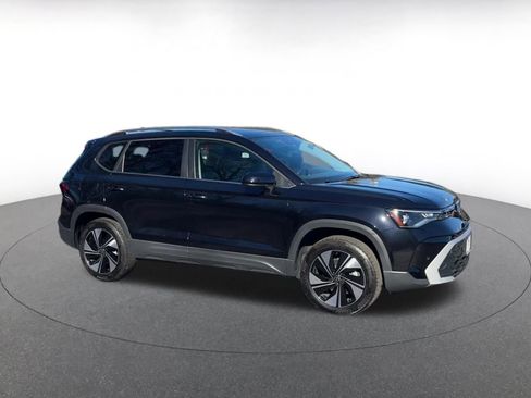 Used 2025 Volkswagen Taos SE image 2