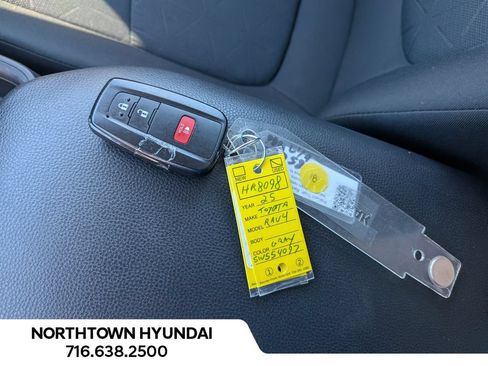 Used 2025 Toyota RAV4 XLE AWD/4WD image 19
