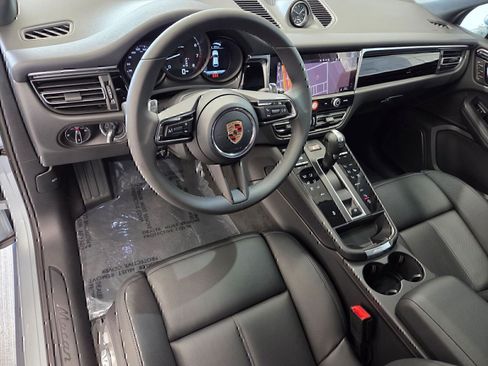 Certified 2026 Porsche Macan AWD/4WD image 4