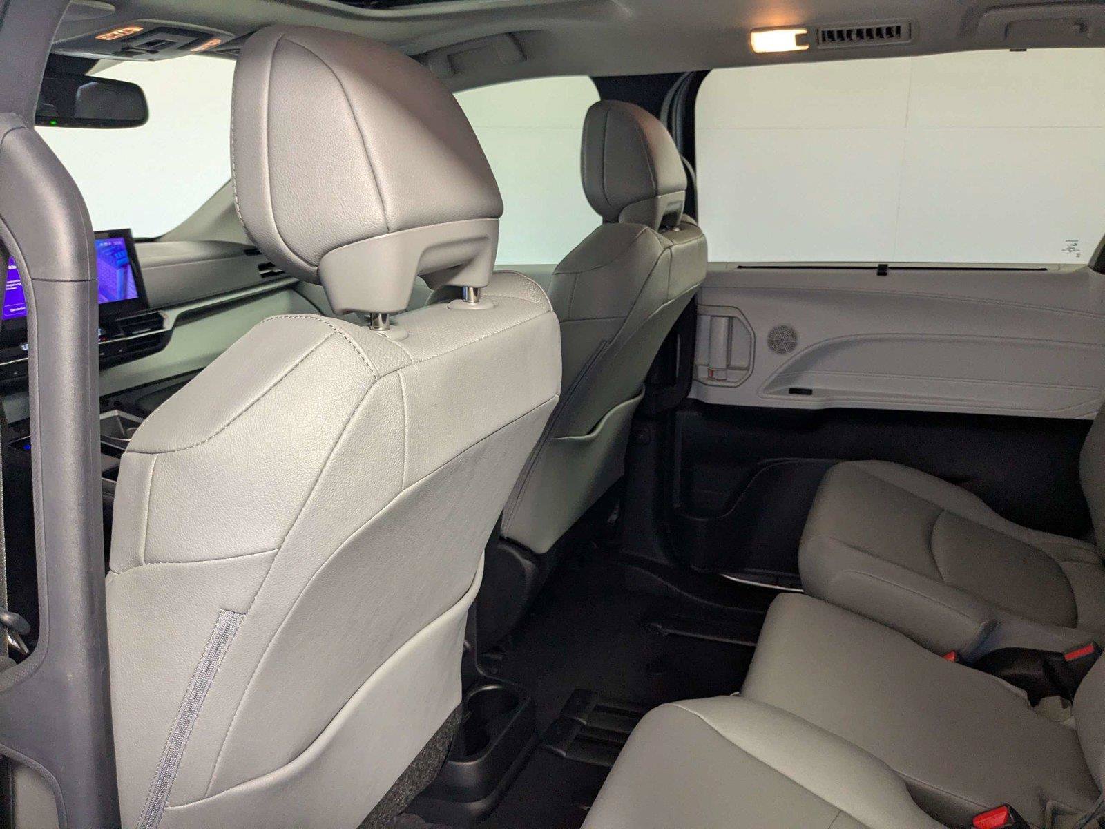 Certified 2025 Toyota Sienna XLE FWD image 35