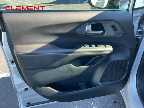 New 2026 Chrysler Pacifica Select image 16