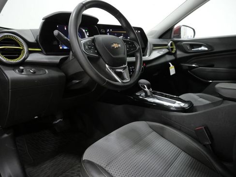 Used 2024 Chevrolet Trax LT w/ Driver Confidence Package FWD image 11