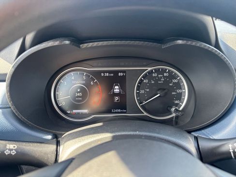 Used 2025 Nissan Versa SV FWD image 38