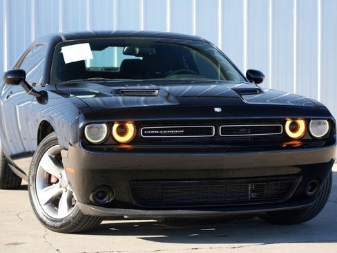 Used 2015 Dodge Challenger SXT image 2