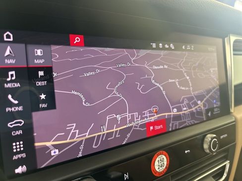 Certified 2025 Porsche Macan image 32