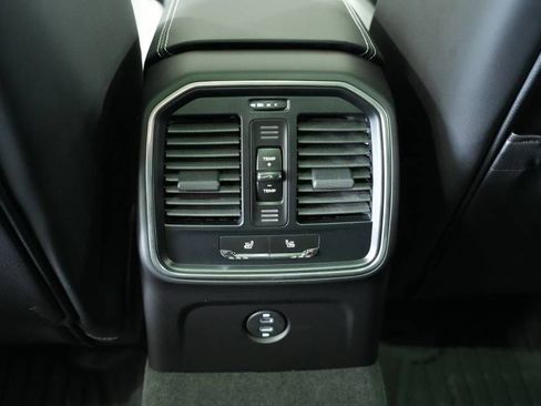 Certified 2025 Porsche Macan AWD/4WD image 26