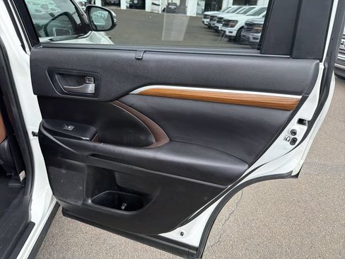 Used 2019 Toyota Highlander Limited Platinum AWD/4WD image 16