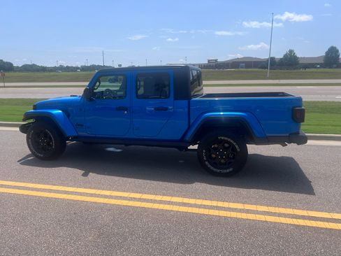 Used 2023 Jeep Gladiator Sport AWD/4WD image 7