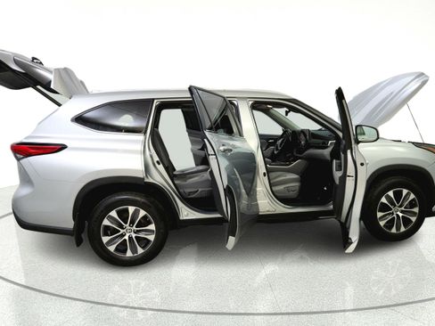 Used 2023 Toyota Highlander XLE AWD/4WD image 15