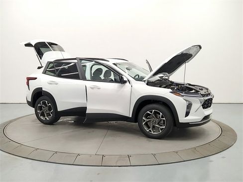 New 2026 Chevrolet Trax LT w/ Driver Confidence Package image 16