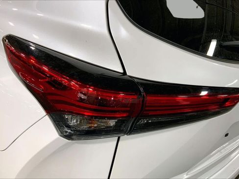 Used 2023 Toyota Highlander LE FWD image 29