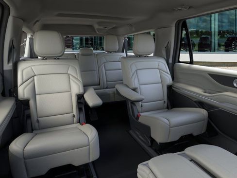 New 2026 Lincoln Navigator L Premier AWD/4WD image 11