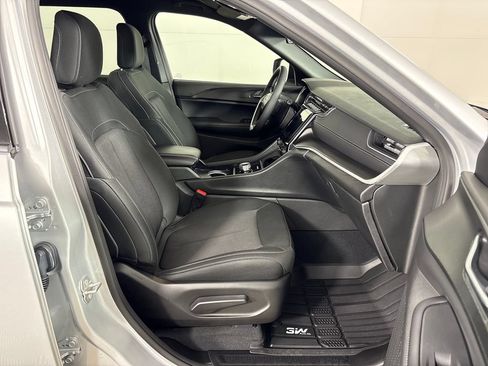 Used 2025 Jeep Grand Cherokee L Laredo RWD image 4