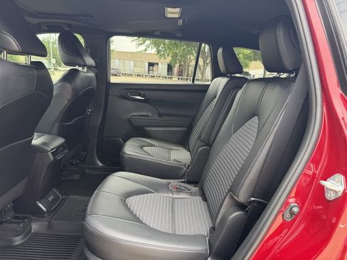 Used 2023 Toyota Highlander XSE image 28