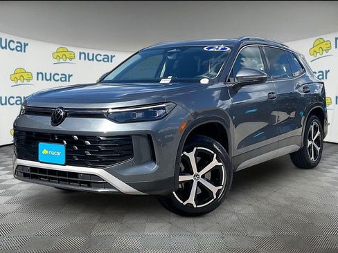 Used 2025 Volkswagen Tiguan SE w/ Panoramic Sunroof Package AWD/4WD image 3