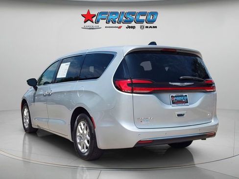 Used 2024 Chrysler Pacifica Touring-L FWD image 5