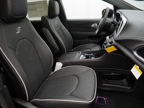 New 2026 Chrysler Pacifica Limited w/ S Appearance Package image 32