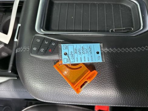 Used 2021 GMC Yukon XL Denali w/ Denali Premium Package image 11