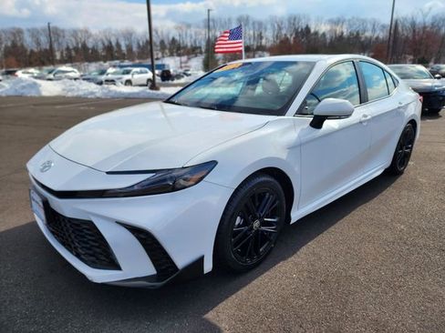 Used 2025 Toyota Camry SE image 3