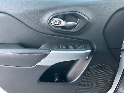 Used 2018 Jeep Cherokee Trailhawk image 21